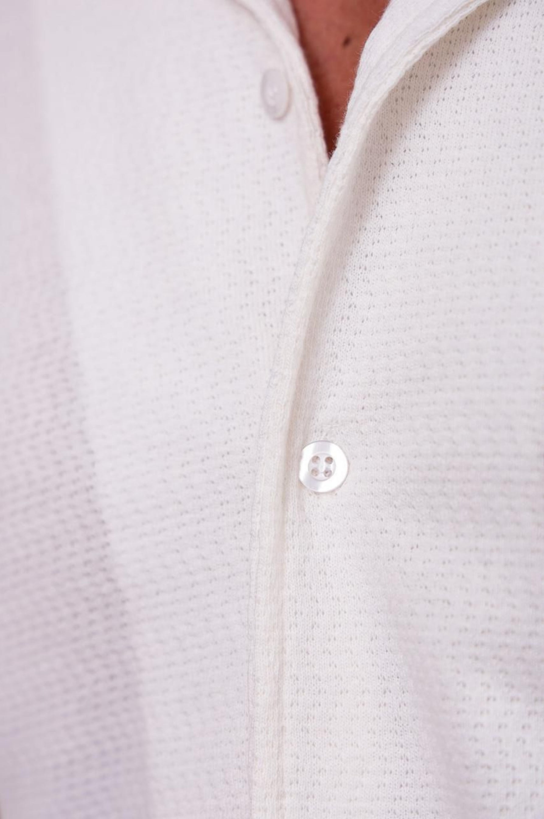Camisa de botão texturizada respirável