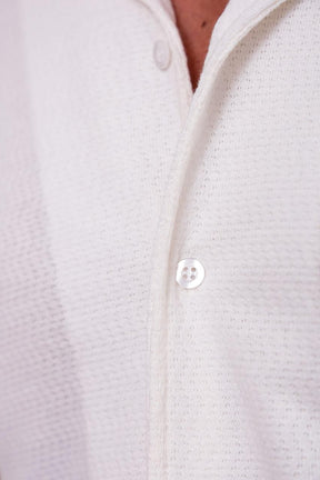 Camisa de botão texturizada respirável